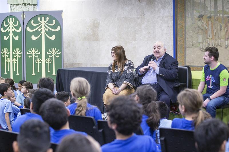 O Prefeito Rafael Greca, acompanhado pela Secretária Municipal da Educação, Maria Silvia Bacila, recebe as crianças das escolas municipais participantes do programa 'Linhas do Conhecimento' durante uma visita à Prefeitura." Curitiba, 22/08/2023. Foto: Ricardo Marajó/SMCS