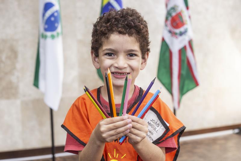 Crianças das escolas municipais participantes do programa 'Linhas do Conhecimento' durante uma visita à Prefeitura."Na imagem: João Miguel, CMEI  Vila Lorena.  Curitiba, 22/08/2023. Foto: Ricardo Marajó/SMCS