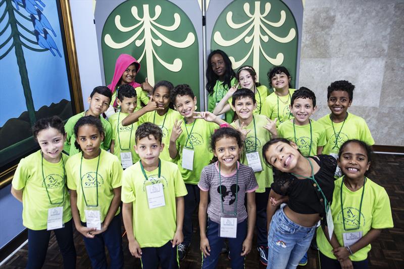 Crianças das escolas municipais participantes do programa 'Linhas do Conhecimento' durante uma visita à Prefeitura." Curitiba, 22/08/2023. Foto: Ricardo Marajó/SMCS