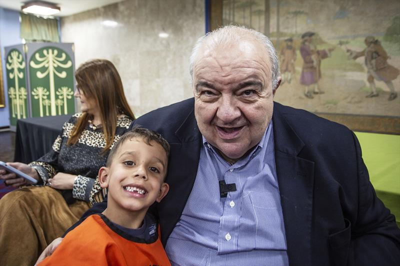 O Prefeito Rafael Greca, acompanhado pela Secretária Municipal da Educação, Maria Silvia Bacila, recebe as crianças das escolas municipais participantes do programa 'Linhas do Conhecimento' durante uma visita à Prefeitura." Curitiba, 22/08/2023. Foto: Ricardo Marajó/SMCS