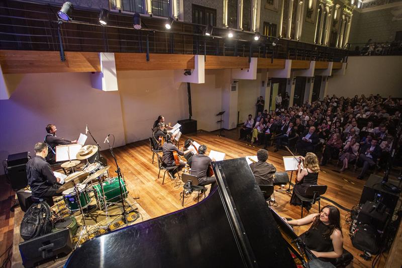 O prefeito Rafael Greca, acompanhado do vice-prefeito Eduardo Pimentel, do presidente da Urbs Ogeny Pedro Maia Neto, vereadores e autoridades, prestigiam o concerto da Orquestra À Base de Cordas, com regência de João Egashira. Curitiba, 24/08/2023. Foto: Ricardo Marajó/SMCS