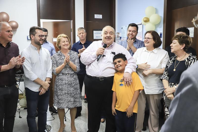 Prefeito Rafael Greca, acompanhado da Secretária de Saúde, Beatriz Battistella Nadas, da Deputada Estadual Márcia Huçulak e Vereadores, entrega Clínica Odontológica reformada e comemora 20 anos de existência da Unidade de Saúde Salgado Filho.
Curitiba, 24/08/2023.
Foto: José Fernando Ogura/SMCS.