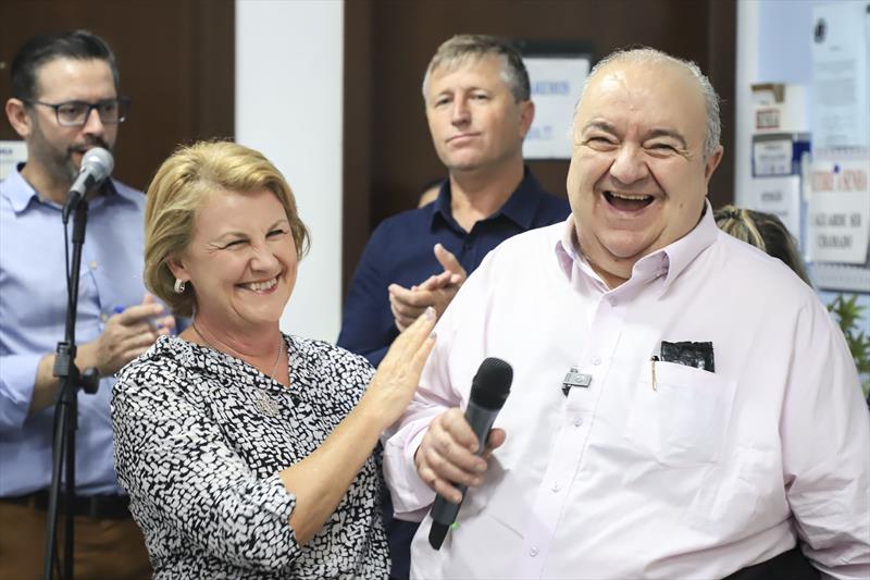 Prefeito Rafael Greca, acompanhado da Secretária de Saúde, Beatriz Battistella Nadas, da Deputada Estadual Márcia Huçulak e Vereadores, entrega Clínica Odontológica reformada e comemora 20 anos de existência da Unidade de Saúde Salgado Filho.
Curitiba, 24/08/2023.
Foto: José Fernando Ogura/SMCS.