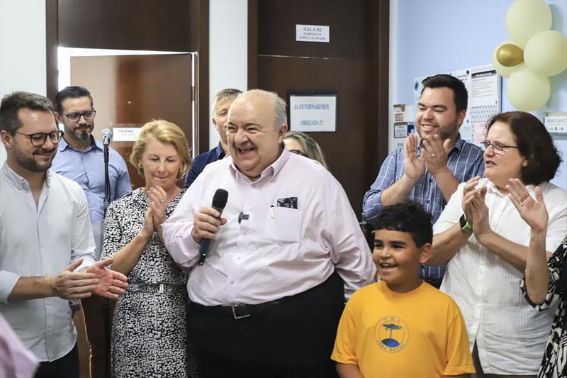 Prefeito Rafael Greca, acompanhado da Secretária de Saúde, Beatriz Battistella Nadas, da Deputada Estadual Márcia Huçulak e Vereadores, entrega Clínica Odontológica reformada e comemora 20 anos de existência da Unidade de Saúde Salgado Filho.
Curitiba, 24/08/2023.
Foto: José Fernando Ogura/SMCS.
