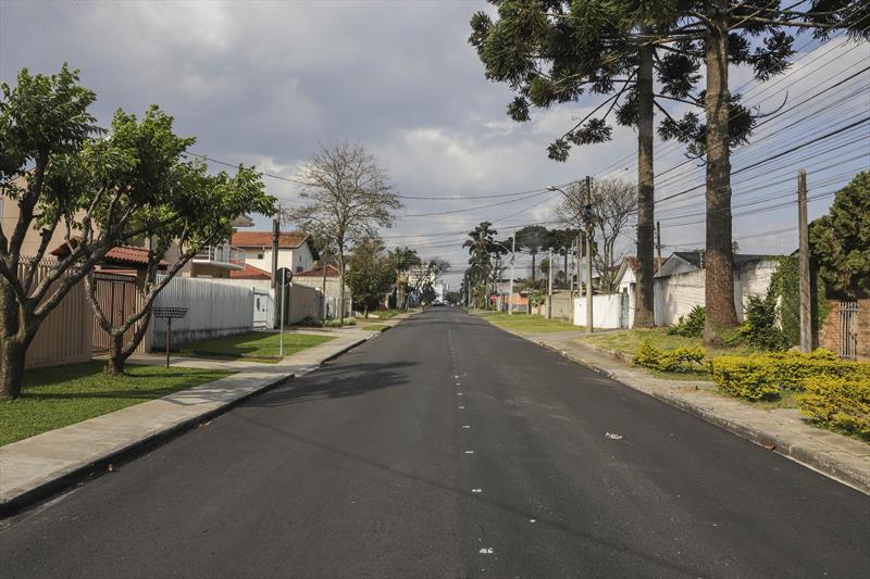 Obras de requalificação de asfalto na rua Visconde do Serro Frio, Novo Mundo. Curitiba, 23/08/2023 - Foto: Hully Paiva/SMCS