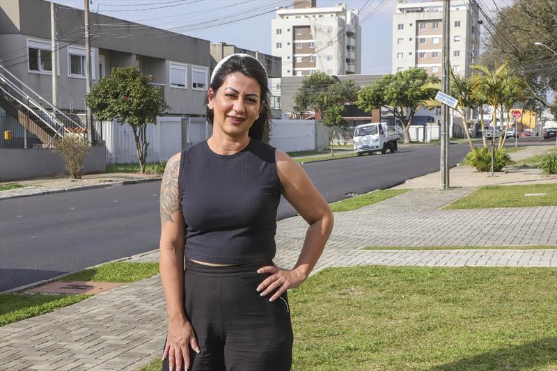 Obras de requalificação de asfalto na rua Affife Mansur, Novo Mundo. Na imagem, Elaine Vilas Boas. Curitiba, 23/08/2023 - Foto: Hully Paiva/SMCS