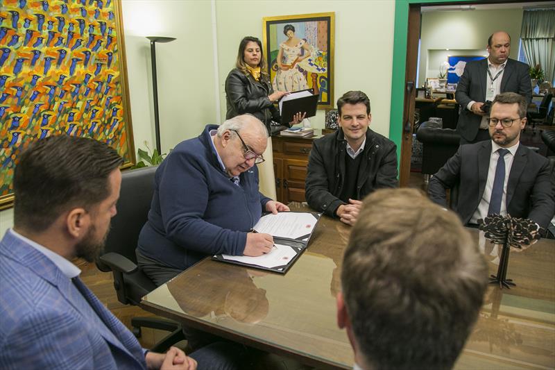 Prefeito Rafael Greca, com o vice-prefeito Eduardo Pimentel, o secretário do Governo Municipal, Luiz Fernando Jamur, o secretário de Administração, Gestão de Pessoal e TI, Alexandre Jarschel, o presidente da Câmara, vereador Marcelo Fachinello e demais vereadores, sanciona o plano de cargos e salários dos servidores. Curitiba, 28/08/2023. Foto: Pedro Ribas/SMCS