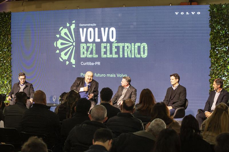 O Prefeito Rafael Greca, o vice-prefeito Eduardo Pimentel, o presidente da Volvo Buses América Latina, André Marques, o secretário do SGM, Luiz Fernando Jamur e o presidente da URBS, Ogeny Pedro Maia Neto, apresentam o veículo em evento seguido de entrevista coletiva no Parque Barigui. Curitiba, 29/08/2023. Foto: Ricardo Marajó/SMCS