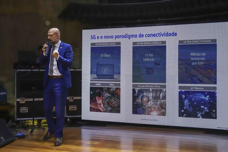 Palestrante Cleber Affanio, diretor de Relações Institucionais da TIM,  durante evento Paiol Digital realizado no teatro Paiol  - Curitiba, 29/08/2023 - Foto: Daniel Castellano / SMCS