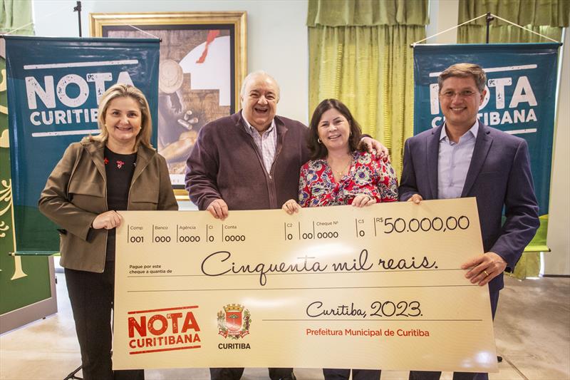 Prefeito Rafael Greca, com o secretário de Finanças, Cristiano Hotz e a Procuradora-Geral do Município, Vanessa Volpi Bellegard Palacios, entrega prêmio do programa Nota Curitibana, para Ana Maria Zem, sorteada no dia 02/08. Curitiba, 02/08/2023. Foto: Ricardo Marajó/SMCS