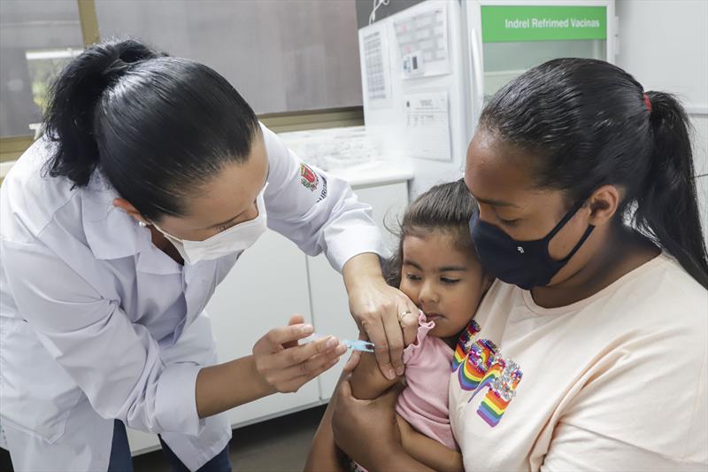 Saúde de Curitiba concentra vacinação anticovid de bebês e adolescentes em dez unidades. Foto: Hully Paiva/SMCS