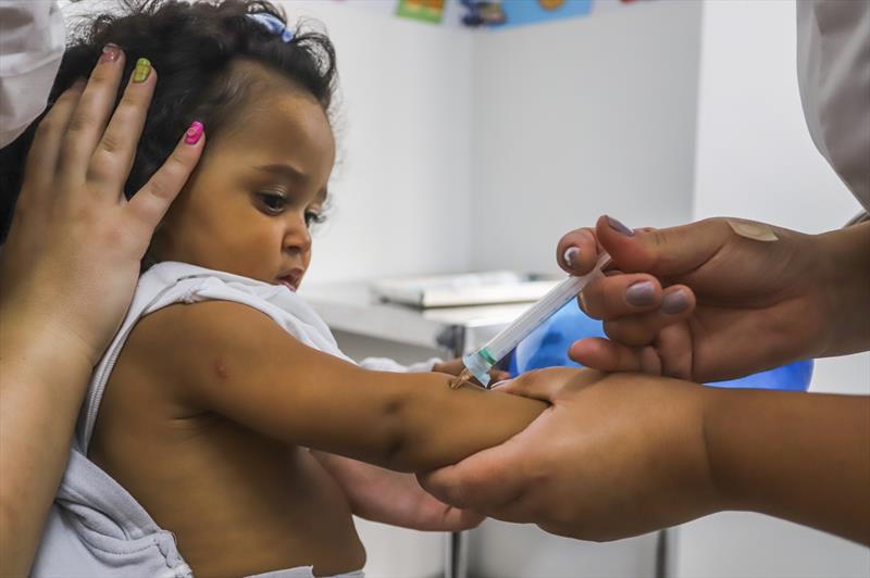 Saúde de Curitiba concentra vacinação anticovid de bebês e adolescentes em dez unidades. Foto: Daniel Castellano/SMCS