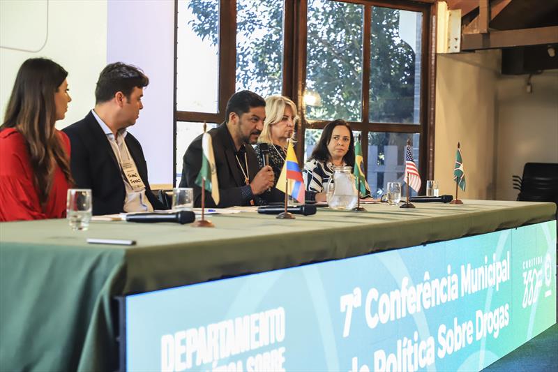 Abertura da 7a. Conferência Municipal de Políticas Sobre Drogas, no Salão de Atos do Parque Barigui. Compuseram a mesa, a Administradora da Regional Matriz, Rafaela Lupion, a Vereadora Noemia Rocha, a Superintendente da FAS, Marcia Rosa Tardoski, o Presidente do Conselho Municipal de Política sobre Drogas, Alexandre José Monteiro e o Diretor do Departamento de Política sobre Drogas, Thiago Ferro.
Curitiba, 04/09/2023.
Foto: José Fernando Ogura/SMCS.
