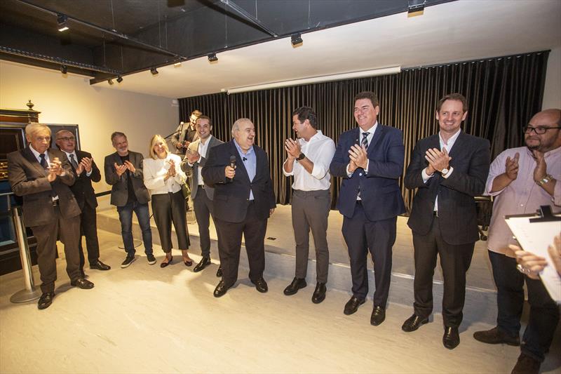Prefeito Rafael Greca, acompanhado do presidente do (ICS), Tiago Waterkemper, do secretário estadual de Planejamento, Guto Silvados, dos ex-presidentes do Instituto, de vereadores e secretários do município, inaugura o “Espaço Cultural” do Instituto Curitiba de Saúde (ICS). Curitiba,11/09/2023. Foto: Ricardo Marajó/SMCS