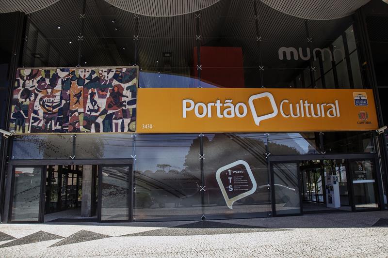 Tenha distrações que te façam bem. Com o Guia Curitiba, você pode acompanhar as novidades da programação da cidade, como concertos, shows e oficinas, eem locais como o Cine Passeio e o Museu Municipal de Arte (MuMA). Foto: Ricardo Marajó/SMCS