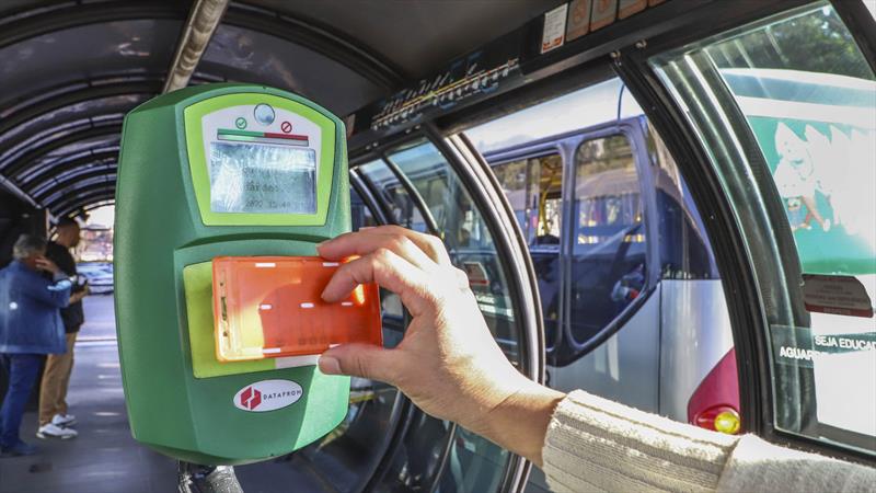 Pagamento da tarifa do ônibus com cartão de crédito ou débito. Foto: Hully Paiva/SMCS