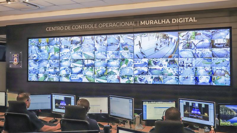 A Muralha Digital com suas 1,9 mil câmeras instaladas em diversos pontos da cidade e integradas à CCO reduziram em 40% a criminalidade onde estão dispostas.
Foto: José Fernando Ogura/SMCS.