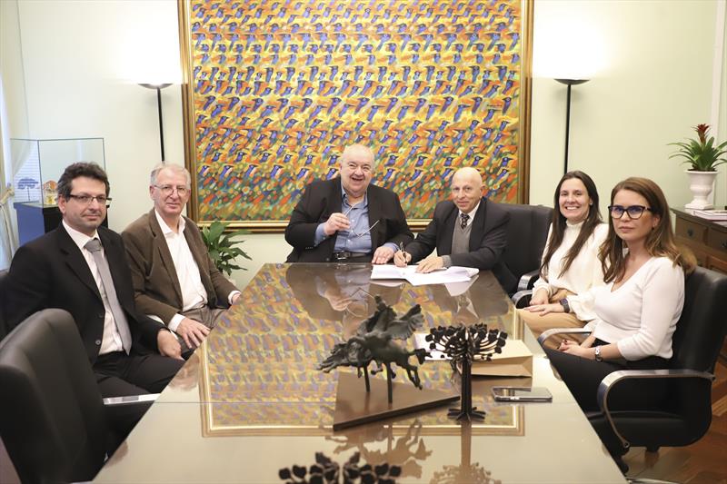 Prefeito Rafael Greca acompanhado do Procurador Geral de Justiça do MPPR, Gilberto Giacoia, do Subprocurador de Justiça do MPPR, José Deliberador Neto, do Diretor Administrativo Financeiro da URBS, Pedro Romanel, da Secretária de Comunicação, Cinthia Genghini e da Assessora de Gabinete, Cibele Dias, assina Protocolo de Intenções sobre processos de comunicação institucionais.
Curitiba, 14/09/2023.
Foto: José Fernando Ogura/SMCS.