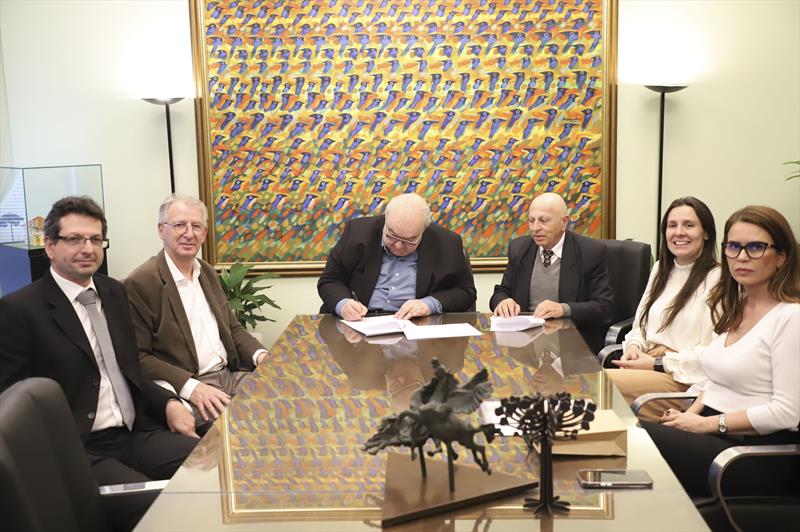 Prefeito Rafael Greca acompanhado do Procurador Geral de Justiça do MPPR, Gilberto Giacoia, do Subprocurador de Justiça do MPPR, José Deliberador Neto, do Diretor Administrativo Financeiro da URBS, Pedro Romanel, da Secretária de Comunicação, Cinthia Genghini e da Assessora de Gabinete, Cibele Dias, assina Protocolo de Intenções sobre processos de comunicação institucionais.
Curitiba, 14/09/2023.
Foto: José Fernando Ogura/SMCS.