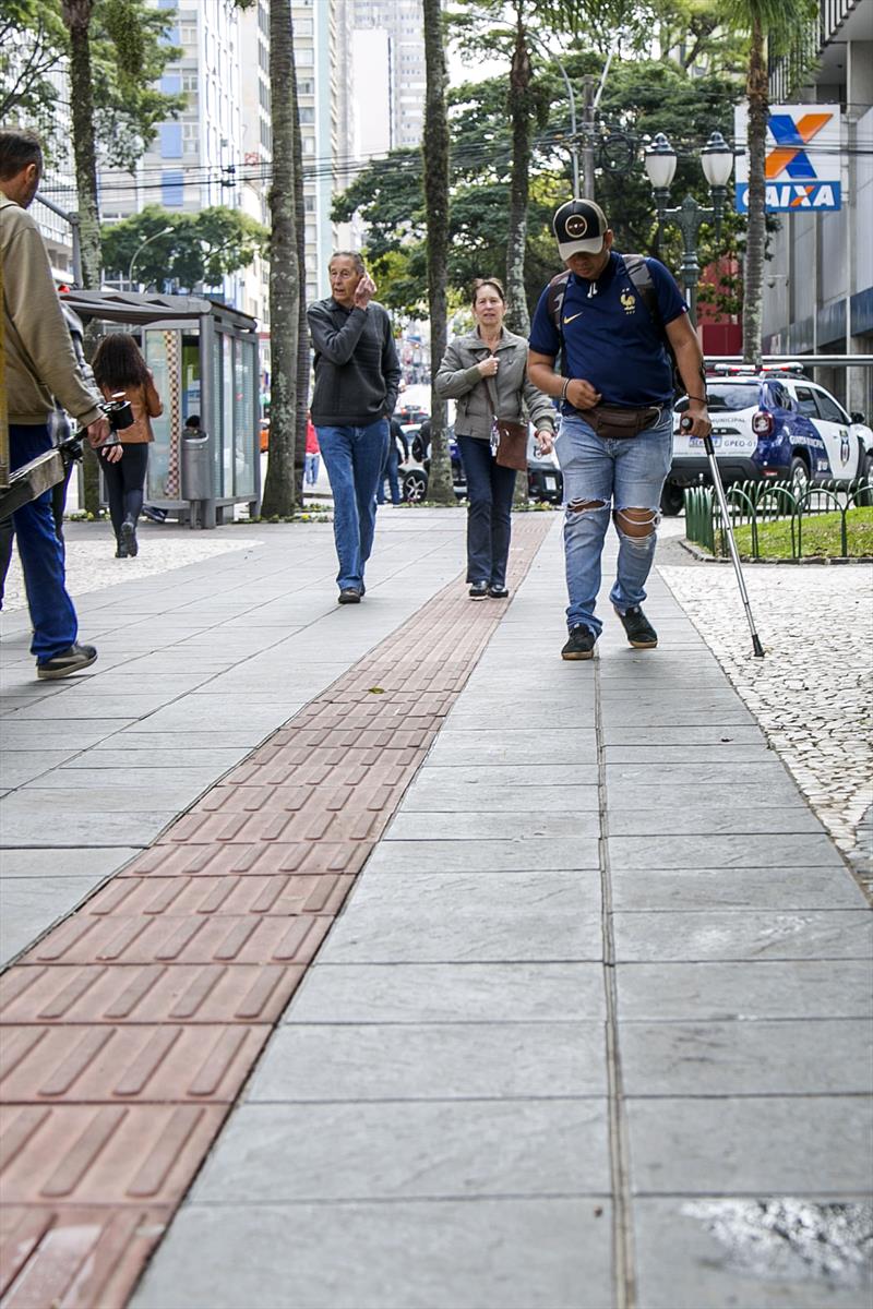 Calçadas com acessibilidade da Praça Carlos Gomes, no Centro. Foto: Pedro Ribas/SMCS