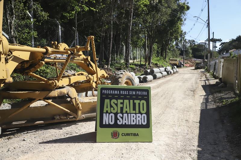 Obras do programa Asfalto no Saibro, no bairro Lamenha Pequena.
Curitiba, 15/09/2023.
Foto: José Fernando Ogura/SMCS. 