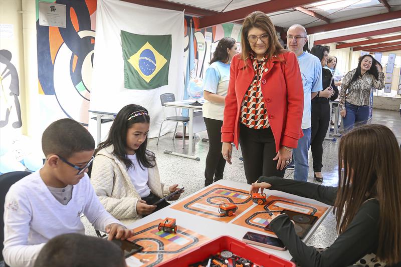 Aniversário de 60 anos da Escola Papa João XXIII, a primeira da rede municipal de Curitiba.
Nas comemorações, a Secretária municipal da Educação, Maria Silvia Bacila, abriu a cápsula do tempo de 50 anos do colégio.
Curitiba, 16/09/2023.
Foto: Luiz Costa/SME