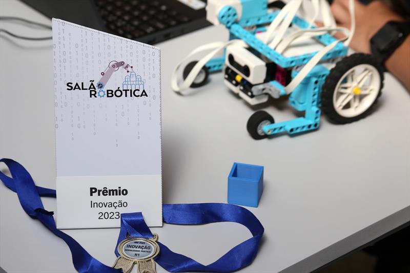 Aniversário de 60 anos da Escola Papa João XXIII, a primeira da rede municipal de Curitiba.
Nas comemorações, a Secretária municipal da Educação, Maria Silvia Bacila, abriu a cápsula do tempo de 50 anos do colégio.
Curitiba, 16/09/2023.
Foto: Luiz Costa/SME