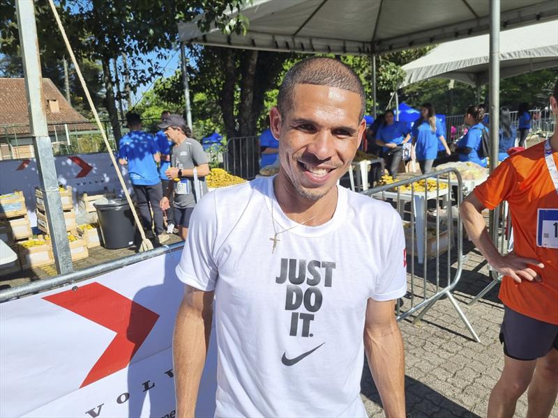 Maratona Carbono Zero com largada na Associação Volvo Viking na CIC. Na imagem Alessandro de Souza,  1o masculino  na maratona. -  Curitiba, 17/09/2023 - Foto: DIvulgação