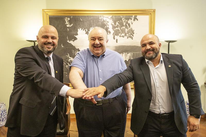Prefeito Rafael Greca, recebe em seu gabinete o deputado estadual,Thiago Bührer e o vereador João dos 5 Irmãos. Curitiba,18/09/2023. Foto: Ricardo Marajó/SMCS