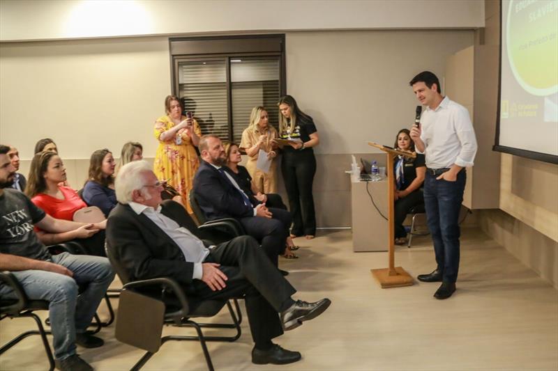 O vice-prefeito de Curitiba e secretário de Estado das Cidades, Eduardo Pimentel, participa do lançamento do programa Conectando o Futuro, iniciativa que ofertará cursos de tecnologia da informação para os filhos e netos dos catadores de recicláveis da cidade. Foto: Divulgação