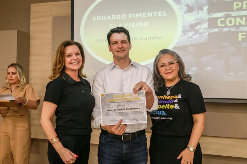 O vice-prefeito de Curitiba e secretário de Estado das Cidades, Eduardo Pimentel, participa do lançamento do programa Conectando o Futuro, iniciativa que ofertará cursos de tecnologia da informação para os filhos e netos dos catadores de recicláveis da cidade. Foto: Divulgação