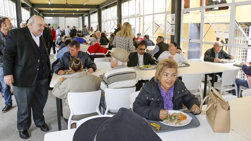 Restaurante Popular da Rua da Cidadania Matriz. - Na imagem, Rafael Greca cumprimenta frequentadores do restaurante.
Foto: Cesar Brustolin/SMCS