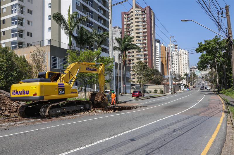 Início da obra de manutenção da tubulaçao da Rua São Luiz, no trecho compreendido entre a Rua dos Funcionários e Rua Chichorro Júnior, no Cabral. Curitiba, 20/09/2023. Foto: Hully Paiva/SMCS
