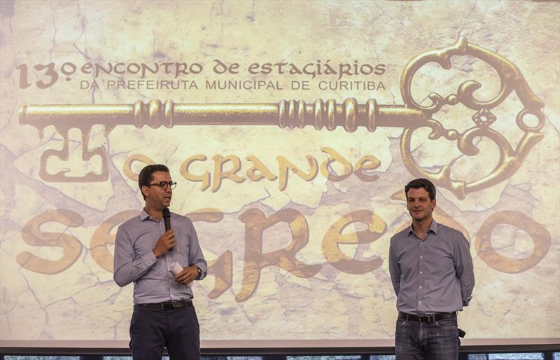 O vice-prefeito  Eduardo Pimentel , acompanhado do presidente do IMAP, Alexandre Matschinske, participa do 13º Encontro dos Estagiários da PMC no Salão de Atos do Parque Barigui. Curitiba,20/09/2023. Foto: Ricardo Marajó/SMCS