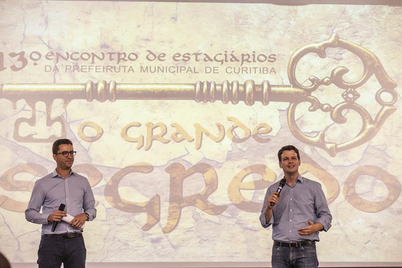 O vice-prefeito  Eduardo Pimentel , acompanhado do presidente do IMAP, Alexandre Matschinske, participa do 13º Encontro dos Estagiários da PMC no Salão de Atos do Parque Barigui. Curitiba,20/09/2023. Foto: Ricardo Marajó/SMCS