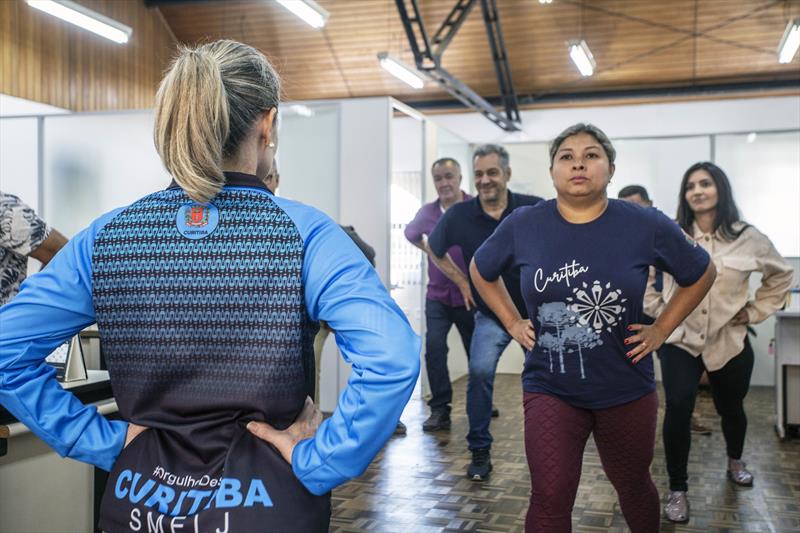Servidores fazem ginástica laboral na Regional do Pinheirinho. Curitiba, 21/09/2023. Foto: Ricardo Marajó/SMCS