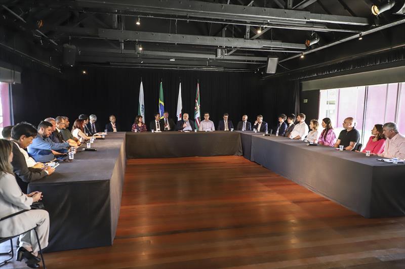 Prefeito Rafael Greca e Primeira Dama Margarita Sansone, acompanhados do Cônsul Geral do Japão, Keiji Hamada,  Secretários e autoridades, recebem a Comitiva da Província de Himeji e membros da Agência de Cooperação Internacional do Japão, no Memorial Paranista.
Curitiba, 21/09/2023.
Foto: José Fernando Ogura/SMCS.