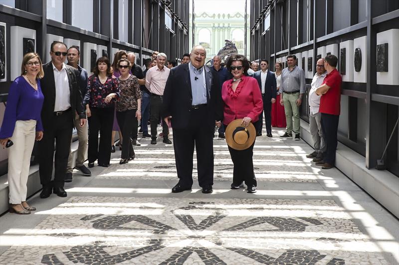 Prefeito Rafael Greca e Primeira Dama Margarita Sansone, acompanhados do Cônsul Geral do Japão, Keiji Hamada,  Secretários e autoridades, recebem a Comitiva da Província de Himeji e membros da Agência de Cooperação Internacional do Japão, no Memorial Paranista.
Curitiba, 21/09/2023.
Foto: José Fernando Ogura/SMCS.