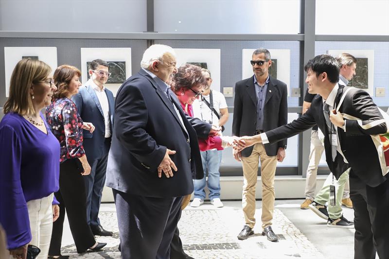 Prefeito Rafael Greca e Primeira Dama Margarita Sansone, acompanhados do Cônsul Geral do Japão, Keiji Hamada,  Secretários e autoridades, recebem a Comitiva da Província de Himeji e membros da Agência de Cooperação Internacional do Japão, no Memorial Paranista.
Curitiba, 21/09/2023.
Foto: José Fernando Ogura/SMCS.