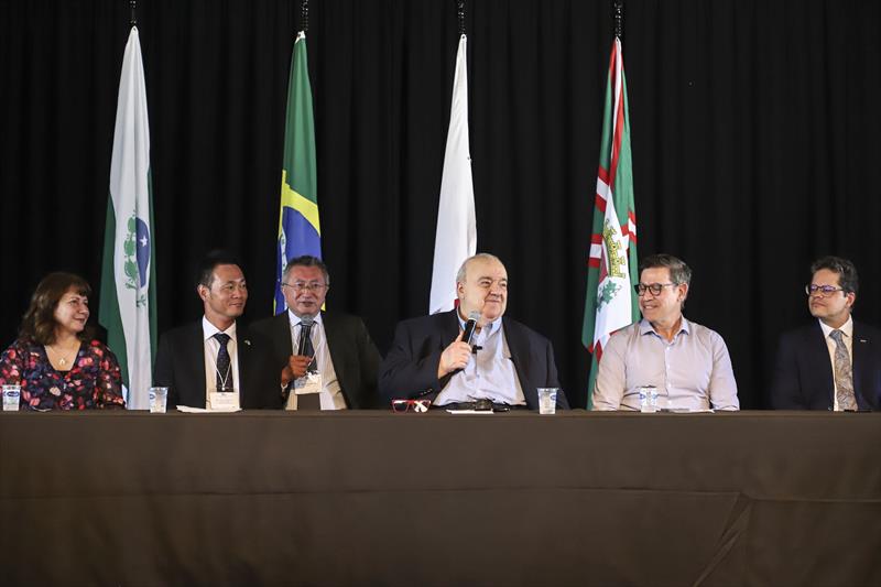 Prefeito Rafael Greca e Primeira Dama Margarita Sansone, acompanhados do Cônsul Geral do Japão, Keiji Hamada,  Secretários e autoridades, recebem a Comitiva da Província de Himeji e membros da Agência de Cooperação Internacional do Japão, no Memorial Paranista.
Curitiba, 21/09/2023.
Foto: José Fernando Ogura/SMCS.