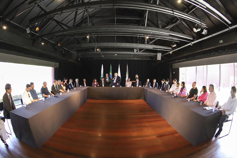Prefeito Rafael Greca e Primeira Dama Margarita Sansone, acompanhados do Cônsul Geral do Japão, Keiji Hamada,  Secretários e autoridades, recebem a Comitiva da Província de Himeji e membros da Agência de Cooperação Internacional do Japão, no Memorial Paranista.
Curitiba, 21/09/2023.
Foto: José Fernando Ogura/SMCS.