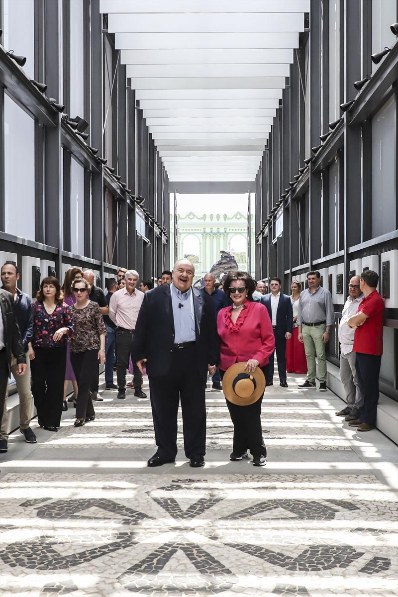 Prefeito Rafael Greca e Primeira Dama Margarita Sansone, acompanhados do Cônsul Geral do Japão, Keiji Hamada,  Secretários e autoridades, recebem a Comitiva da Província de Himeji e membros da Agência de Cooperação Internacional do Japão, no Memorial Paranista.
Curitiba, 21/09/2023.
Foto: José Fernando Ogura/SMCS.
