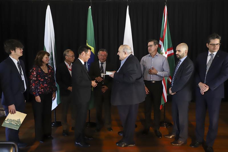 Prefeito Rafael Greca e Primeira Dama Margarita Sansone, acompanhados do Cônsul Geral do Japão, Keiji Hamada,  Secretários e autoridades, recebem a Comitiva da Província de Himeji e membros da Agência de Cooperação Internacional do Japão, no Memorial Paranista.
Curitiba, 21/09/2023.
Foto: José Fernando Ogura/SMCS.