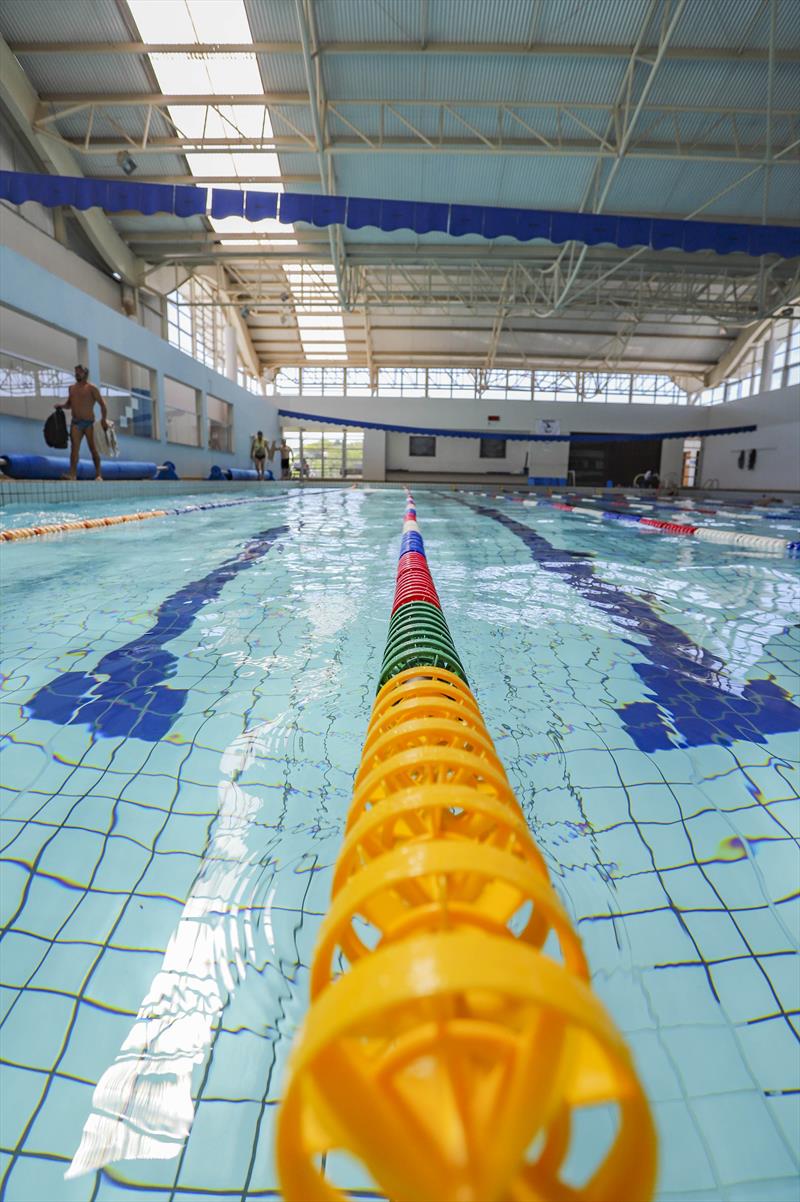 Fim de semana de calor tem piscinas e atividades de esporte e lazer e ao ar livre em Curitiba. - Foto: Daniel Castellano / SMCS
