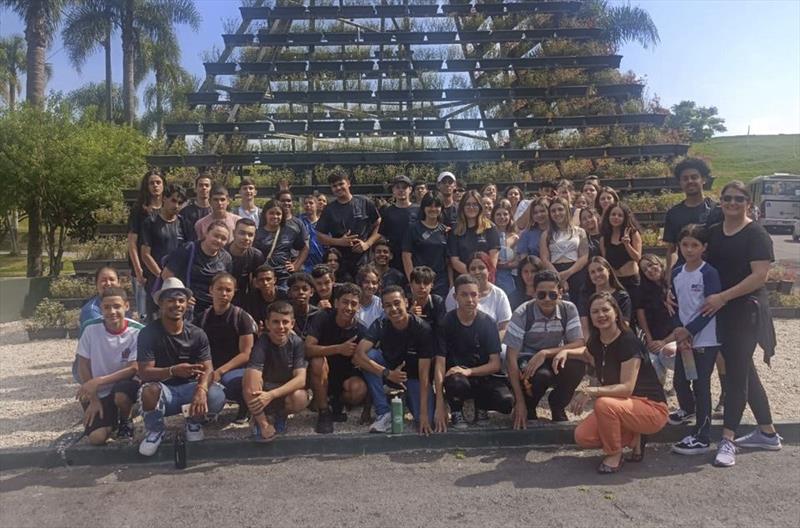 Jovens de Curitiba aprendem a importância da sustentabilidade com a Pirâmide Solar do Caximba. 
Foto: Divulgação