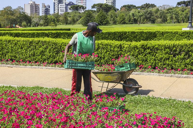 Troca de flores prepara o Jardim Botânico de Curitiba para a campanha Outubro Rosa. Curitiba, 21/09/2023. Foto: Hully Paiva/SMCS
