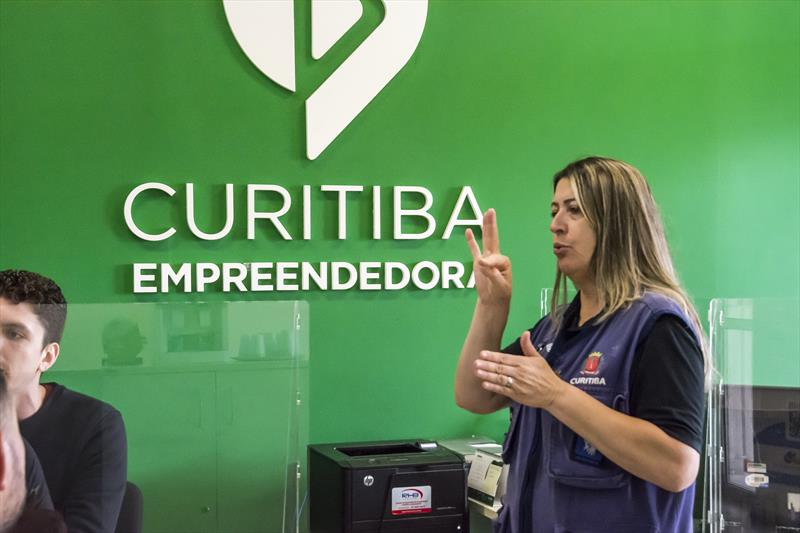 Espaço empreendedor Cajuru atende em libras. Na imagem, a intérprete da Central de Libras, Sonia Franco de Paula. Curitiba, 25/09/2023.
Foto: Levy Ferreira/SMCS