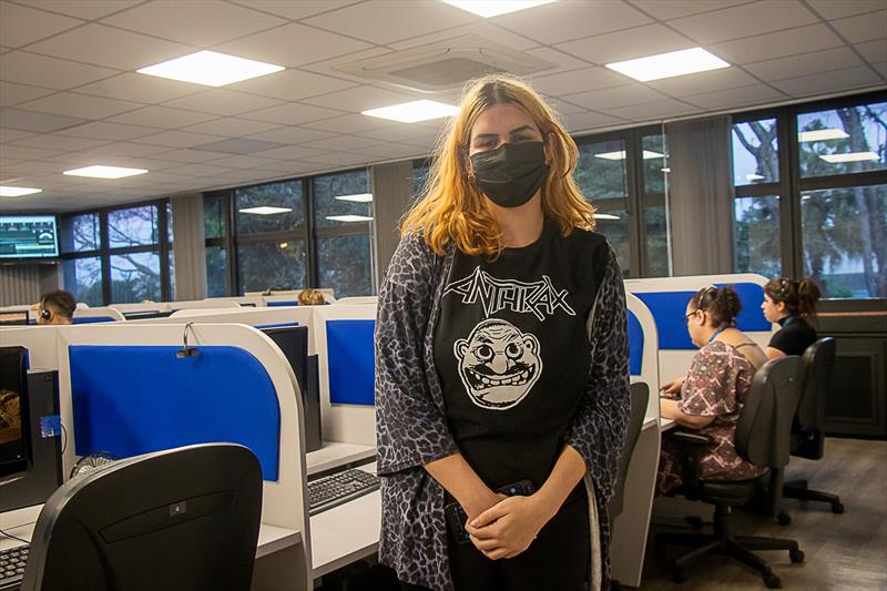Estudante de Ciência da Computação, Ana Beatriz Ramos, 20 anos, em visita ao ICI.
Foto: Andre Wormsbecker