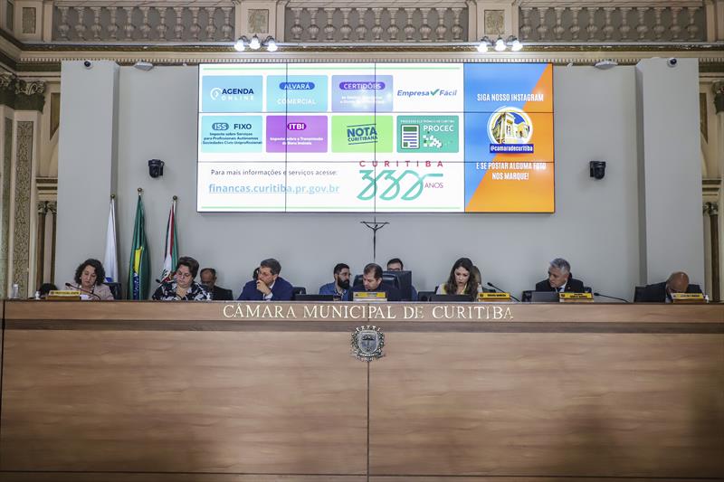 Secretário Municipal de Planejamento, Finanças e Orçamento, Cristiano Hotz, comparece a audiência pública e entrega  LOA 2024, na Câmara Municipal de Curitiba.
Curitiba, 26/09/2023.
Foto: José Fernando Ogura/SMCS