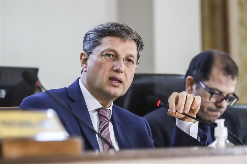 Secretário Municipal de Planejamento, Finanças e Orçamento, Cristiano Hotz, comparece a audiência pública e entrega  LOA 2024, na Câmara Municipal de Curitiba.
Curitiba, 26/09/2023.
Foto: José Fernando Ogura/SMCS